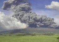 菲律宾发生短暂但严重的火山喷发后，村庄正在进行大规模疏散