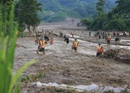 越南台风造成的死亡人数上升到233人，在遭受山体滑坡和洪水袭击的地区发现了更多尸体